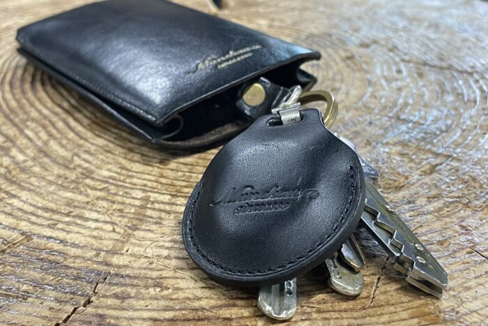 私も使い始めました！一緒に経年変化を楽しみましょう♪AirTag専用レザーケースTracker