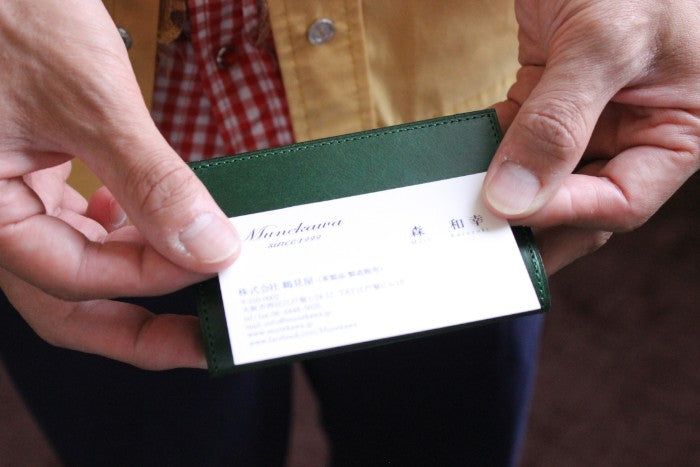 マナーや所作を大切にした名刺入れThroughの使い心地