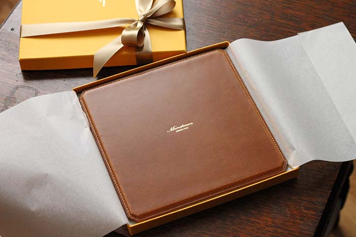 一生モノの革のマウスパッドはプレゼントにも最適