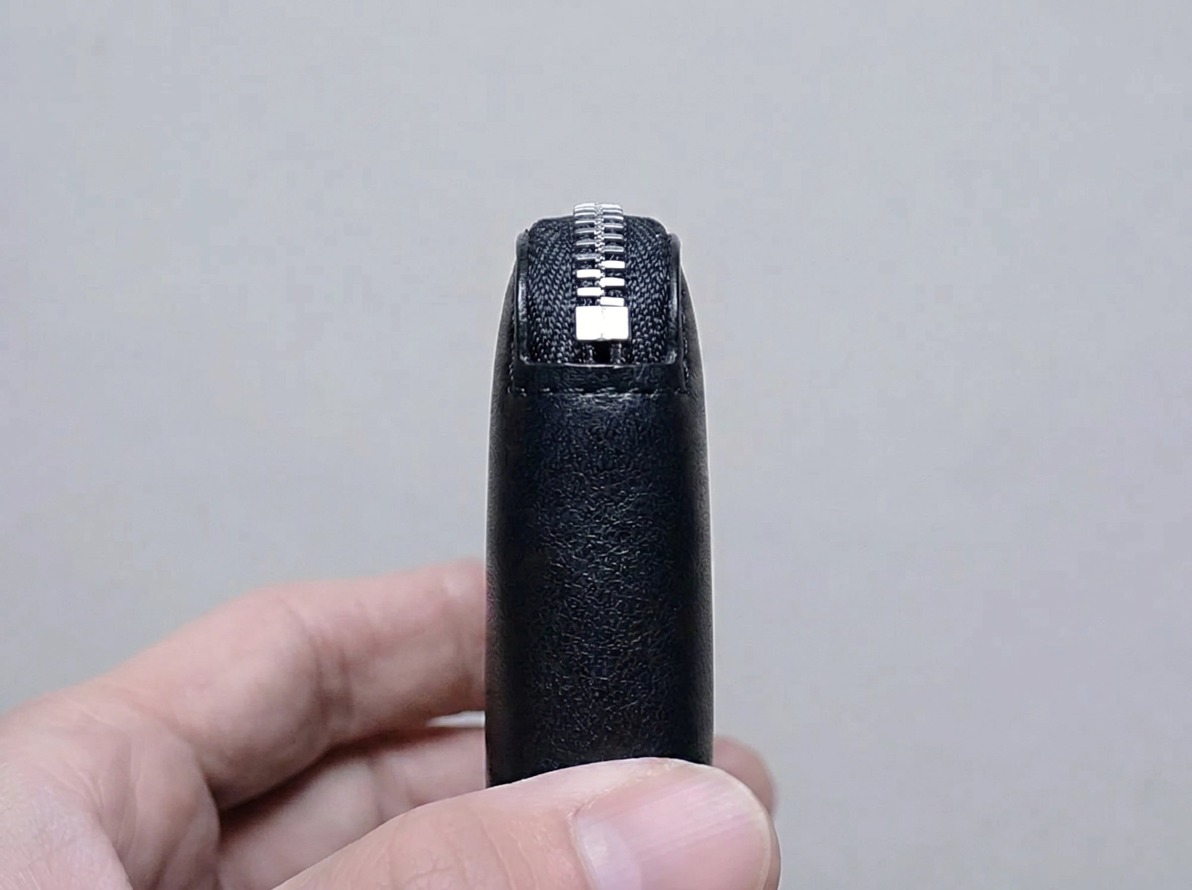 ファスナーの左右幅について<br>
製作時にできる限り均等になるよう注意していますが、縫製の特性上、わずかな差が出る場合がございます。