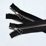 ファスナーはYKKのEXCELLA(エクセラ)を使用しています。<br>
金具部分へ入念な磨きをかけ、美しさと滑らかな手触りを追及した高級感のあるファスナーです。
はじめは少し動きが固いですが、馴染むとスムーズになっていきます。