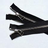 ファスナーはYKKのEXCELLA(エクセラ)を使用しています。<br>
金具部分へ入念な磨きをかけ、美しさと滑らかな手触りを追及した高級感のあるファスナーです。
はじめは少し動きが固いですが、馴染むとスムーズになっていきます。