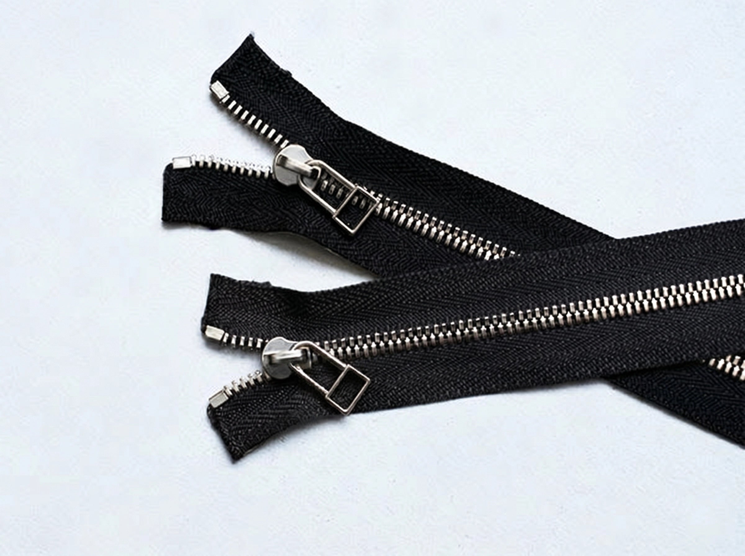 ファスナーはYKKのEXCELLA(エクセラ)を使用しています。<br>
金具部分へ入念な磨きをかけ、美しさと滑らかな手触りを追及した高級感のあるファスナーです。
はじめは少し動きが固いですが、馴染むとスムーズになっていきます。