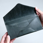 革の繊維密度が高く、丈夫なブライドルレザーを内部まで贅沢に使用しています