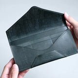 革の繊維密度が高く、丈夫なブライドルレザーを内部まで贅沢に使用しています