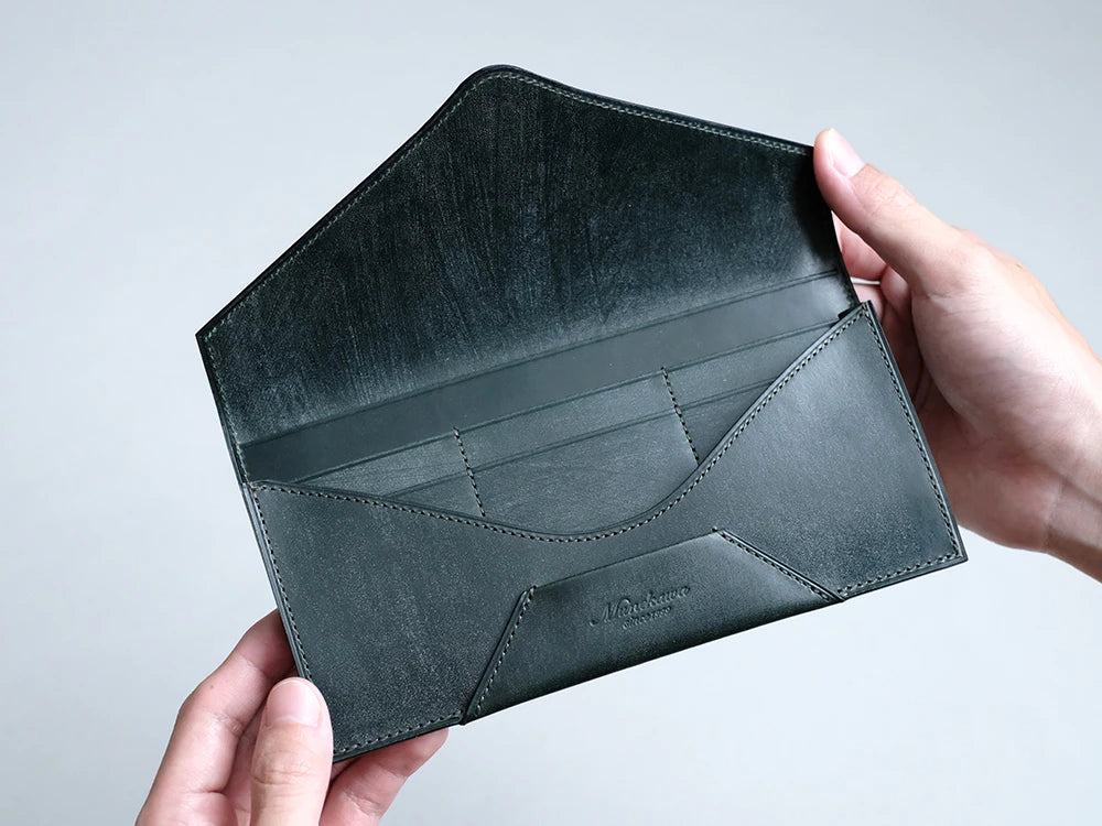 革の繊維密度が高く、丈夫なブライドルレザーを内部まで贅沢に使用しています