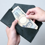 マチ付きの札入れには紙幣を約30枚収納出来ます。札入れの手前がアーチ状になっており、指で紙幣を送り出し1枚1枚スライドさせて取り出すことが出来ます。動画でも、この取り出し方について紹介しています。