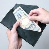 マチ付きの札入れには紙幣を約30枚収納出来ます。札入れの手前がアーチ状になっており、指で紙幣を送り出し1枚1枚スライドさせて取り出すことが出来ます。動画でも、この取り出し方について紹介しています。