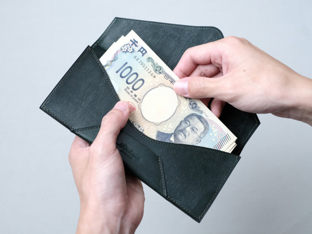 マチ付きの札入れには紙幣を約30枚収納出来ます。札入れの手前がアーチ状になっており、指で紙幣を送り出し1枚1枚スライドさせて取り出すことが出来ます。動画でも、この取り出し方について紹介しています。