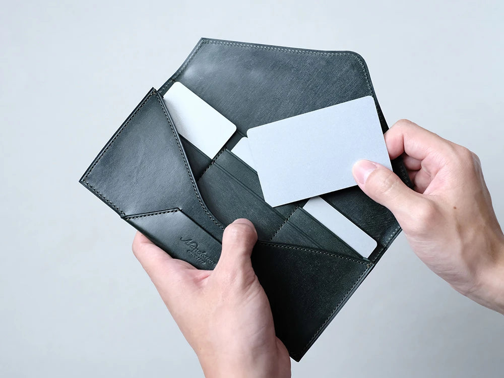 カードホルダーは2段×3列。計6枚収納出来、2段のカードの高さが揃うよう設計しています。