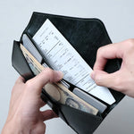 カード段の奥もポケットになっています。手前の札入れと紙幣を分けて入れて頂くことができ、領収書やレシートの収納としてもお使い頂けます。深さがあるため、パスポートや通帳など、サイズの大きな物も収まります。