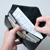 カード段の奥もポケットになっています。手前の札入れと紙幣を分けて入れて頂くことができ、領収書やレシートの収納としてもお使い頂けます。深さがあるため、パスポートや通帳など、サイズの大きな物も収まります。