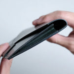 最も厚みがある部分で、約2cm。スーツやジャケットの内ポケットにもシルエットを崩さず収納出来ます。