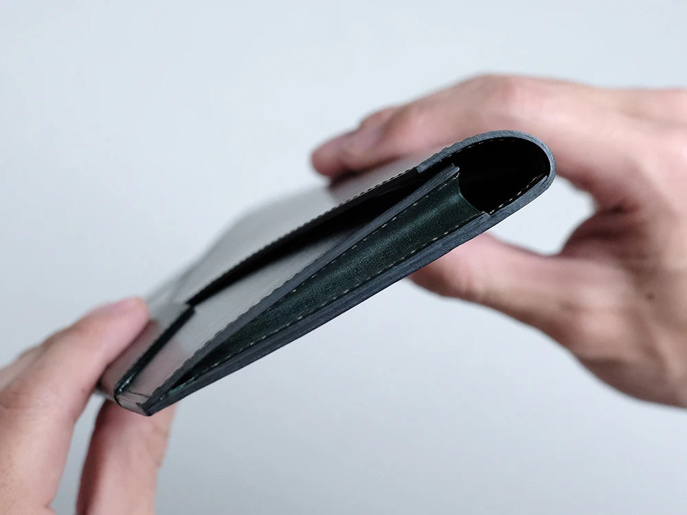 最も厚みがある部分で、約2cm。スーツやジャケットの内ポケットにもシルエットを崩さず収納出来ます。