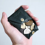 蓋の部分が受け皿となり、入れた小銭が確認しやすい構造です。