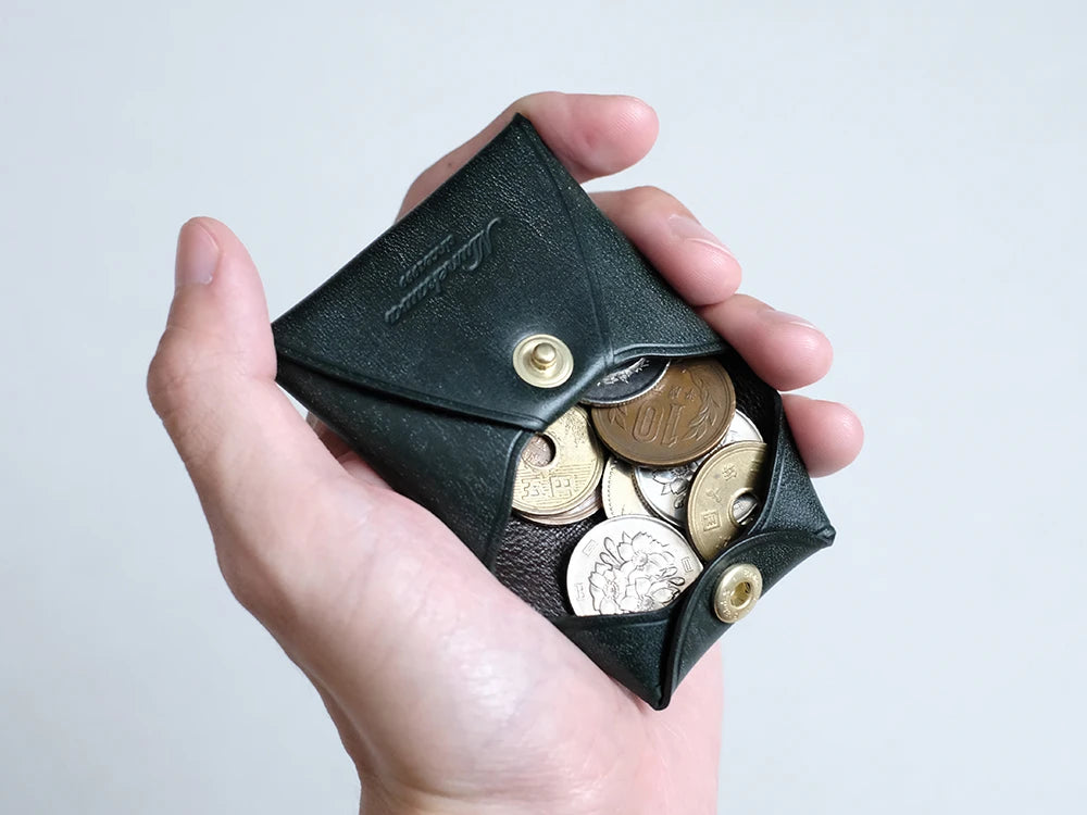 蓋の部分が受け皿となり、入れた小銭が確認しやすい構造です。