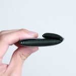 最も厚みがある部分で、約1.1cm。邪魔になりにくいミニサイズです。