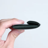 最も厚みがある部分で、約1.1cm。邪魔になりにくいミニサイズです。