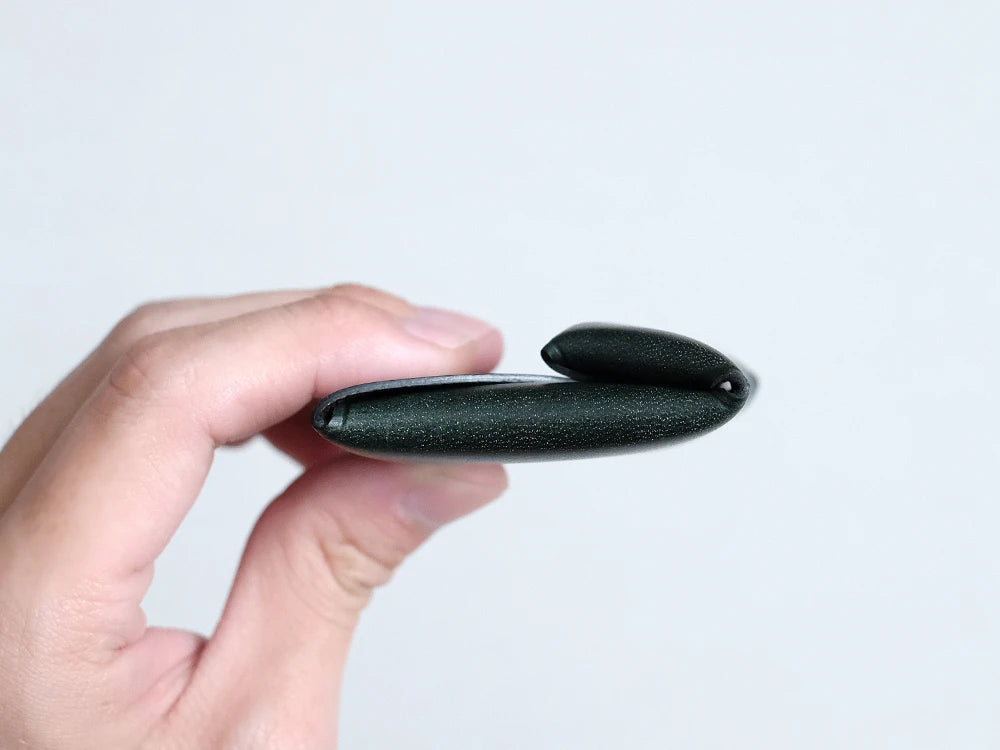 最も厚みがある部分で、約1.1cm。邪魔になりにくいミニサイズです。