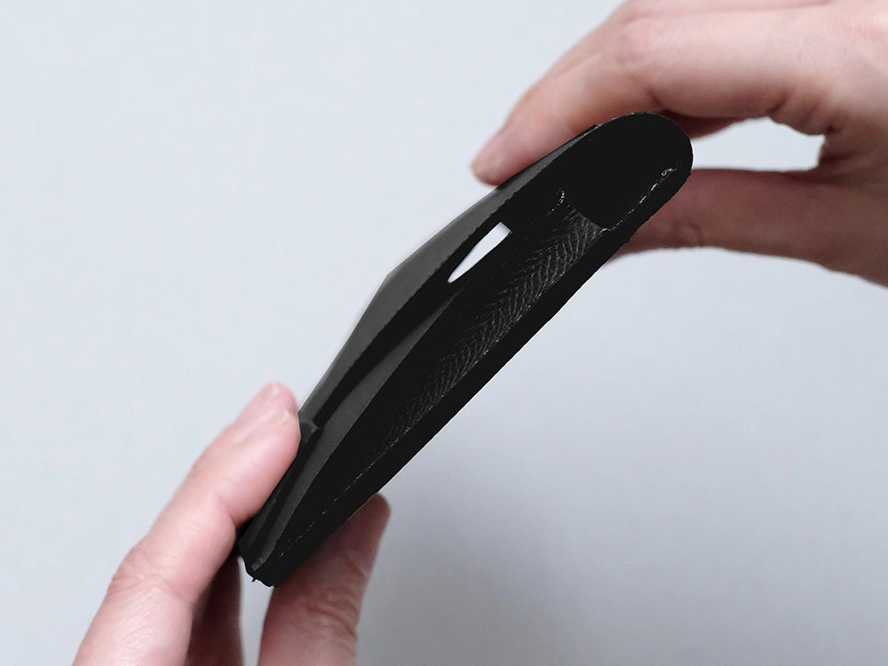 最も厚みがある部分で、約2cm。スーツやジャケットの内ポケットにもシルエットを崩さず収納出来ます。