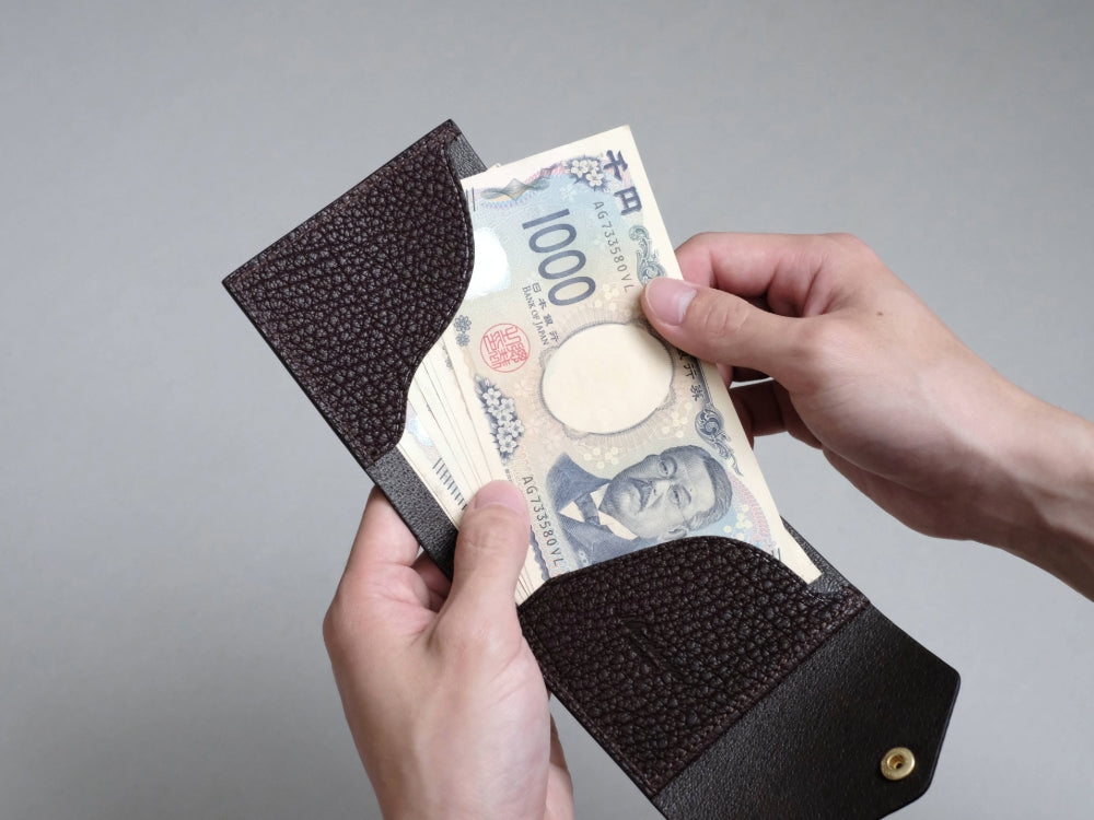 お札はスムーズに出し入れできます。 お札を仕切りとして使うことで、レシートも挟みやすいです。