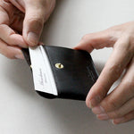 フラップつきのポケットは、カードや名刺を入れることが出来るサイズです。
最小限の縫製で故障箇所を減らしています。