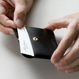 フラップつきのポケットは、カードや名刺を入れることが出来るサイズです。
最小限の縫製で故障箇所を減らしています。