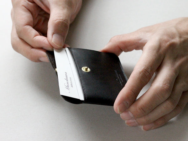 フラップつきのポケットは、カードや名刺を入れることが出来るサイズです。
最小限の縫製で故障箇所を減らしています。