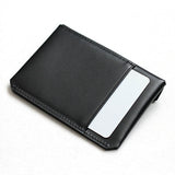 背面ポケットは、使用頻度が高いクレジットカードや自動改札を通す定期を入れると便利です