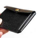 正面ポケットは、ＩＣ系のカードに適しています。普段はあまり出し入れしないが、使用頻度が高いカードを入れて頂くと便利です。<br>
初めのうちは革にハリがあり、フタに反りがみられますが、使用しているうちにおさまります。