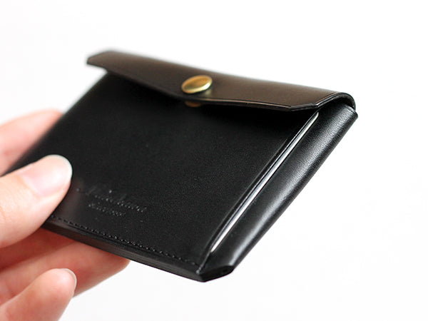 正面ポケットは、ＩＣ系のカードに適しています。普段はあまり出し入れしないが、使用頻度が高いカードを入れて頂くと便利です。<br>
初めのうちは革にハリがあり、フタに反りがみられますが、使用しているうちにおさまります。
