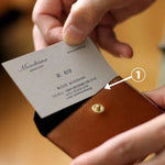 ホックボタン付きのメインポケット<br>
①メインポケットにはカード類が最大5枚、名刺であれば10枚ほど収納可能です。ホックボタン付きなので、小銭を入れてフラグメントケースのように使用することもできます。