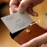 ホックボタン付きのメインポケット<br>
①メインポケットにはカード類が最大5枚、名刺であれば10枚ほど収納可能です。ホックボタン付きなので、小銭を入れてフラグメントケースのように使用することもできます。