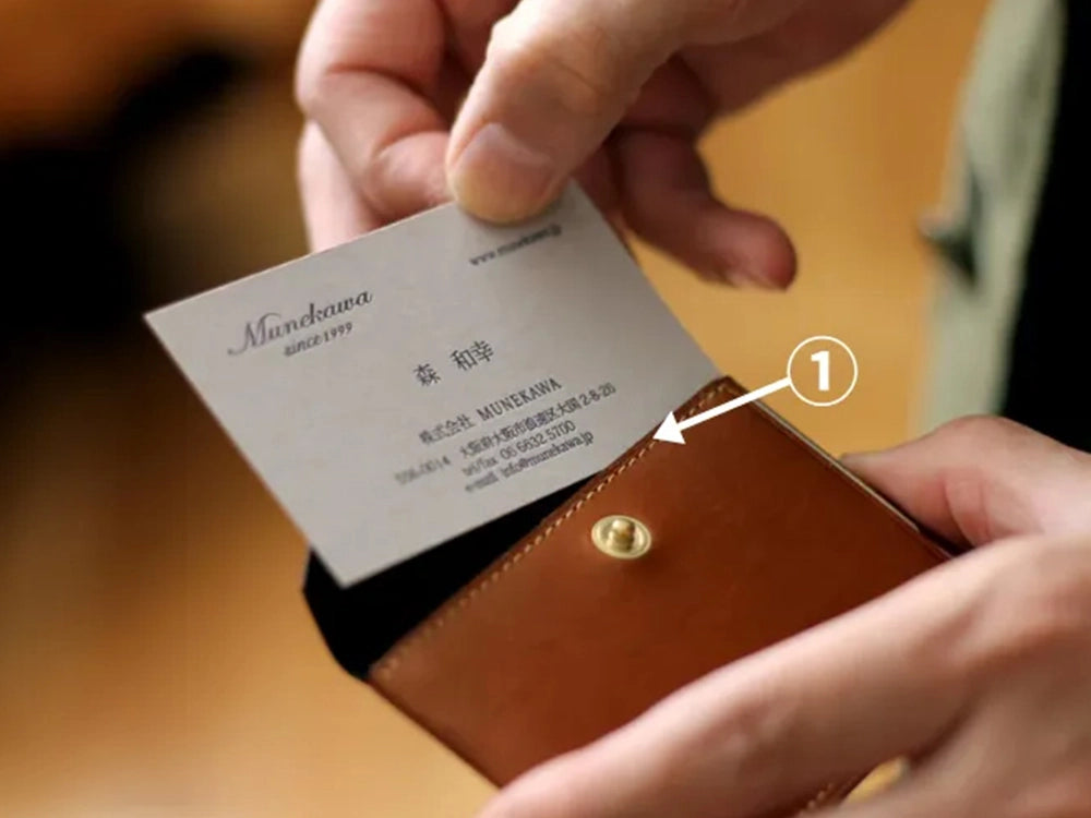 ホックボタン付きのメインポケット<br>
①メインポケットにはカード類が最大5枚、名刺であれば10枚ほど収納可能です。ホックボタン付きなので、小銭を入れてフラグメントケースのように使用することもできます。