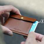 ICカードにちょうど良い正面ポケット<br>
②正面ポケットにはプラスチックカードがすっぽり1枚収まります。IC型の定期券のように、ケースから取り出さずに使うカード類を入れておくと便利です。