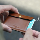 ICカードにちょうど良い正面ポケット<br>
②正面ポケットにはプラスチックカードがすっぽり1枚収まります。IC型の定期券のように、ケースから取り出さずに使うカード類を入れておくと便利です。