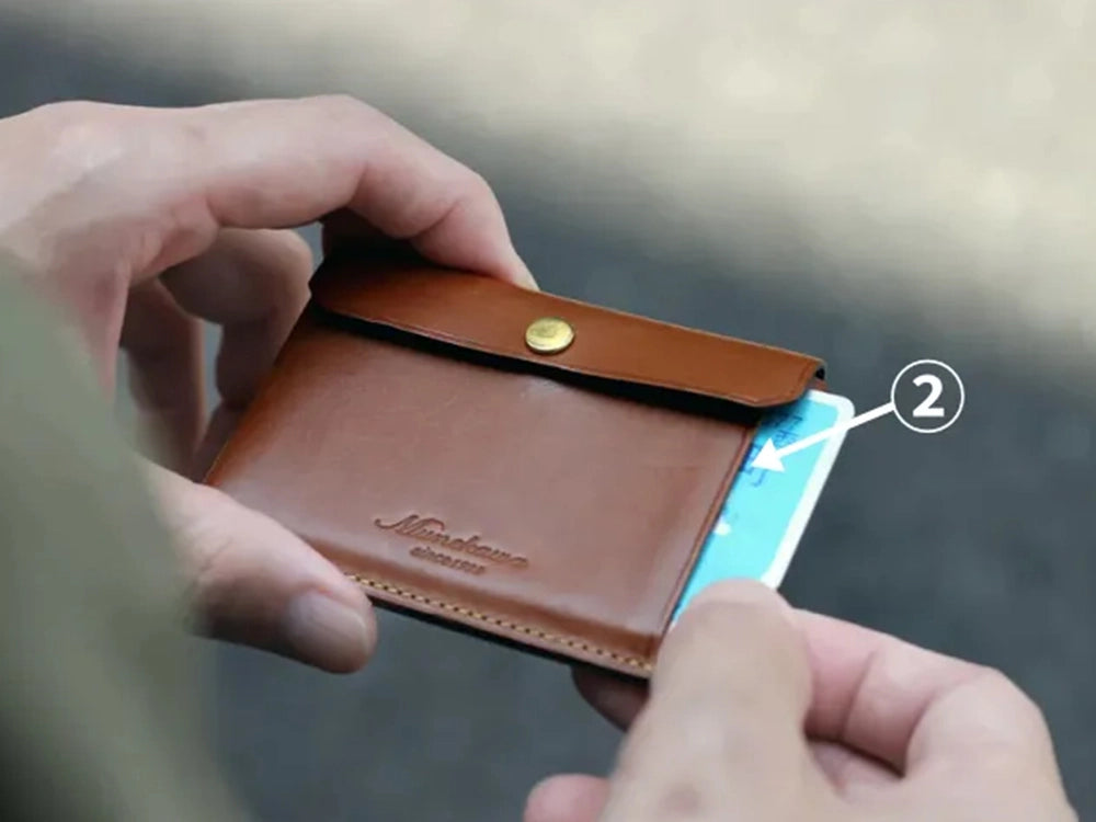 ICカードにちょうど良い正面ポケット<br>
②正面ポケットにはプラスチックカードがすっぽり1枚収まります。IC型の定期券のように、ケースから取り出さずに使うカード類を入れておくと便利です。