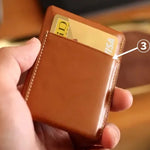 背面にもカードポケットがひとつ<br>
③背面ポケットは、カードが約1.5cm見える設計になっており、指をかけて取り出しやすい構造です。急いでいる時でもスムーズにカードを取り出せます。