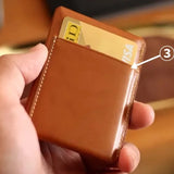 背面にもカードポケットがひとつ<br>
③背面ポケットは、カードが約1.5cm見える設計になっており、指をかけて取り出しやすい構造です。急いでいる時でもスムーズにカードを取り出せます。