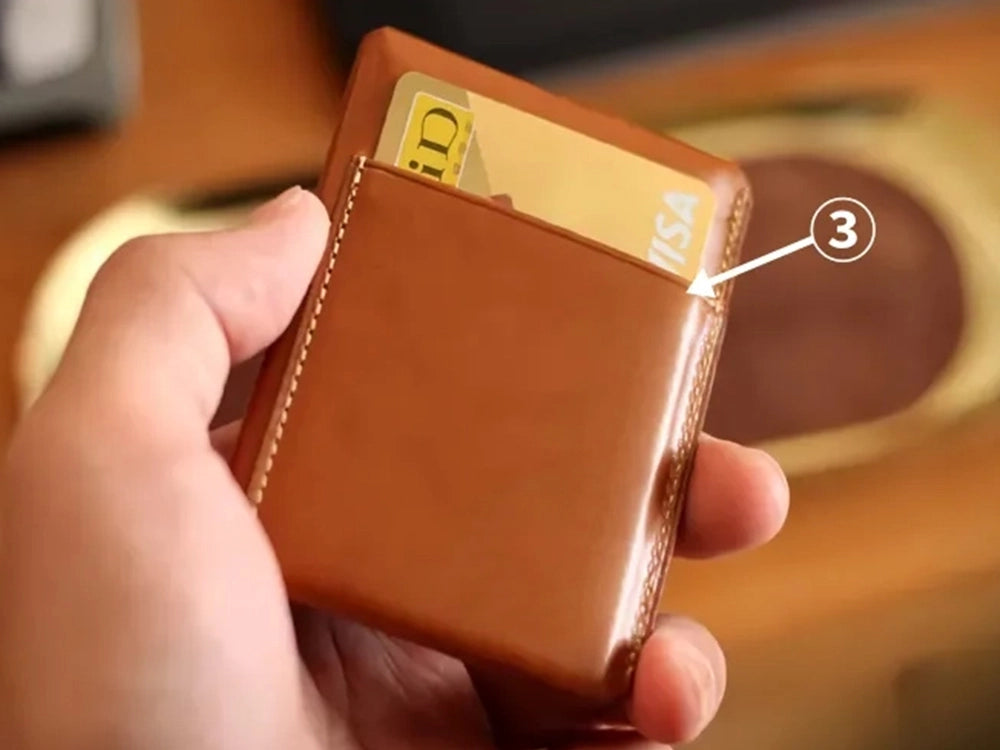 背面にもカードポケットがひとつ<br>
③背面ポケットは、カードが約1.5cm見える設計になっており、指をかけて取り出しやすい構造です。急いでいる時でもスムーズにカードを取り出せます。