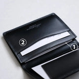 本体側の2つのポケット<br>
①メインポケット部分は、一般的なサイズの名刺がおよそ20枚ほど収納可能です。<br>
②サブポケットは名刺交換時にいただいた名刺を一時的に収納しておいたり、よく使うクレジットカードを入れておくのにも便利です。