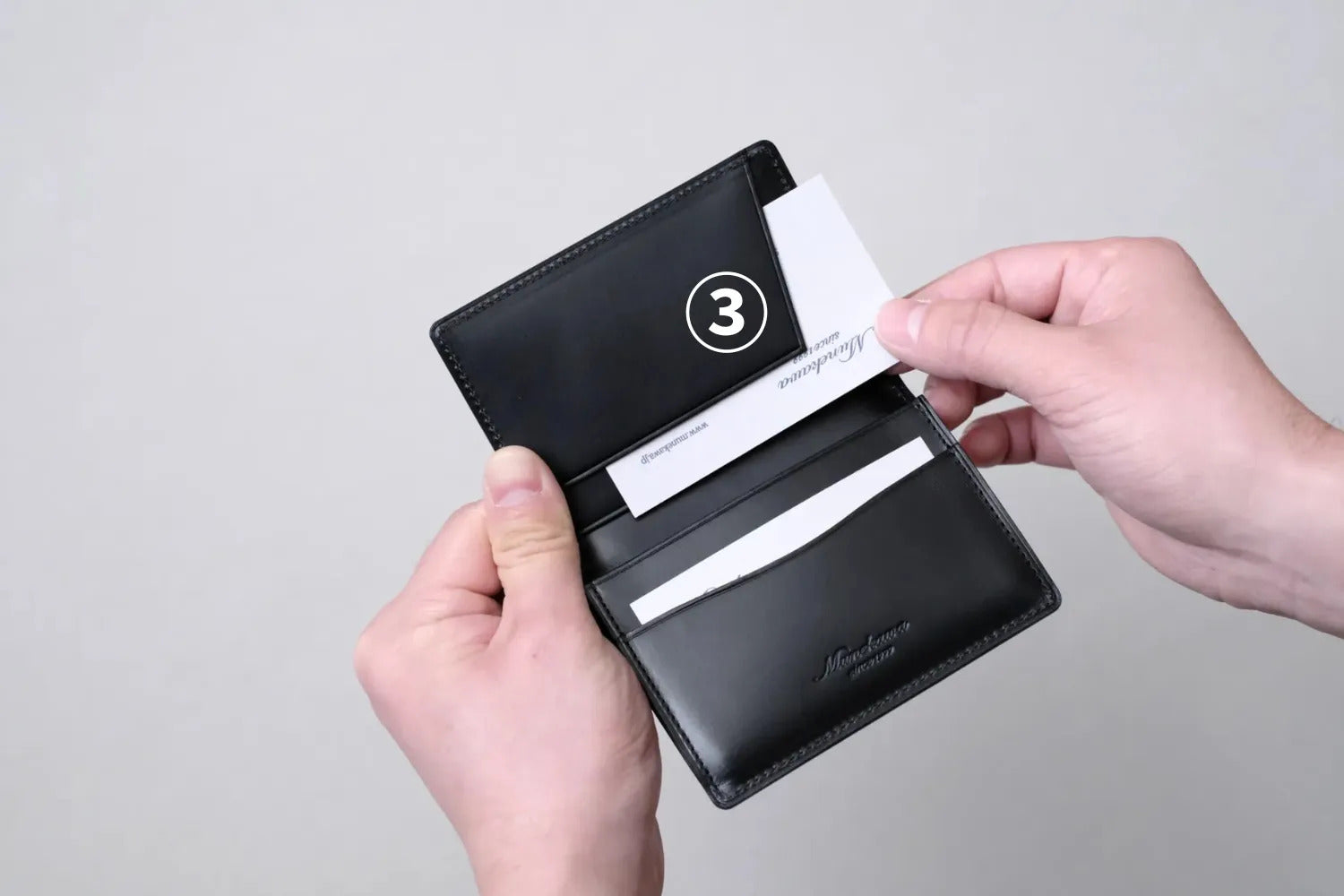 名刺交換をサポートするフタ側のポケット<br>
③名刺入れThrough同様、フタ側に交換用に名刺をセットできるポケットをフタ側につけています。<br>
Throughと同じく斜めにカットしているので、名刺に手がかけやすいのも取り出しやすさのポイントです。