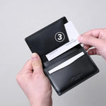 名刺交換をサポートするフタ側のポケット<br>
③名刺入れThrough同様、フタ側に交換用に名刺をセットできるポケットをフタ側につけています。<br>
Throughと同じく斜めにカットしているので、名刺に手がかけやすいのも取り出しやすさのポイントです。