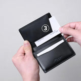 名刺交換をサポートするフタ側のポケット<br>
③名刺入れThrough同様、フタ側に交換用に名刺をセットできるポケットをフタ側につけています。<br>
Throughと同じく斜めにカットしているので、名刺に手がかけやすいのも取り出しやすさのポイントです。