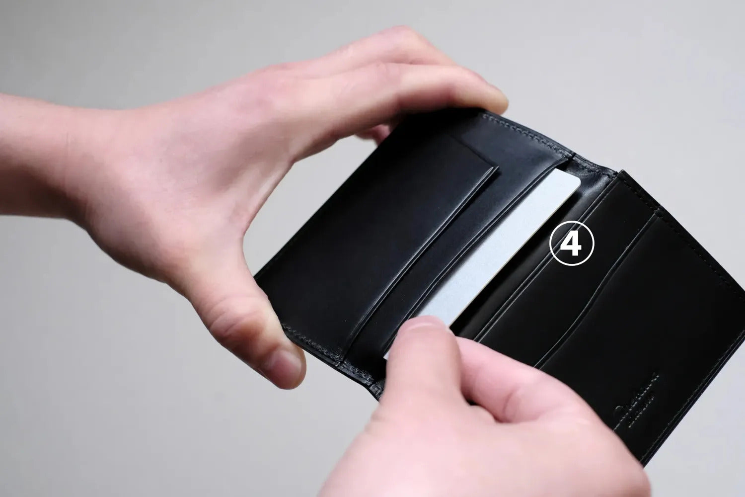 マルチな使い方ができる4つ目のポケット<br>
④フタ側にはもうひとつのサブポケットがついています。
名刺を入れるのはもちろん、IC定期券やクレジットカードなどを入れておけば、パスケースやミニ財布としても併用できます。