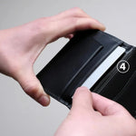 マルチな使い方ができる4つ目のポケット<br>
④フタ側にはもうひとつのサブポケットがついています。
名刺を入れるのはもちろん、IC定期券やクレジットカードなどを入れておけば、パスケースやミニ財布としても併用できます。