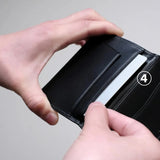 マルチな使い方ができる4つ目のポケット<br>
④フタ側にはもうひとつのサブポケットがついています。
名刺を入れるのはもちろん、IC定期券やクレジットカードなどを入れておけば、パスケースやミニ財布としても併用できます。