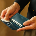 名刺交換をスムーズにするフタ側ポケット<br>
①フタ側のポケットに交換相手の向きに名刺をセットしておくことで、フタを開けるだけですぐに名刺交換ができます。相手を待たせることなく、スマートな所作で名刺をお渡しできます。