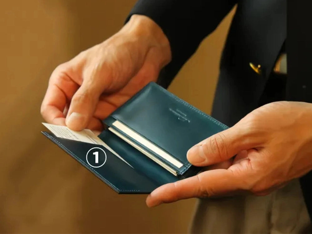 名刺交換をスムーズにするフタ側ポケット<br>
①フタ側のポケットに交換相手の向きに名刺をセットしておくことで、フタを開けるだけですぐに名刺交換ができます。相手を待たせることなく、スマートな所作で名刺をお渡しできます。