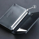 整理して収納しやすいサブポケット<br>
②メインポケット上部のサブポケットは、頂いた名刺は分けて管理したり、ICカードやクレジットカードを1枚入れておくのにも便利なスペースです。